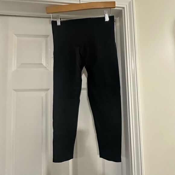Assets by Spanx Women's Seamless Shaping Capri Leggings - Black Medium NWOT - Picture 3 of 5